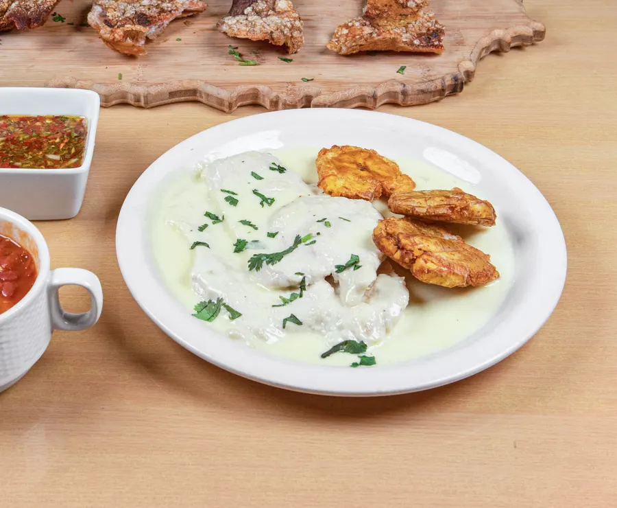 Izla pollo al ajillo, chicken fillet in garlic sauce with tostones